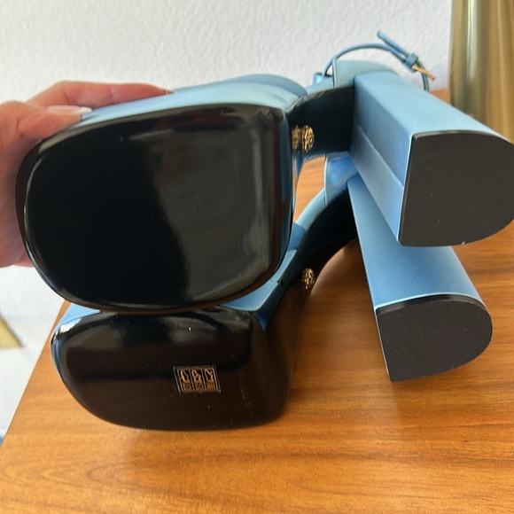 NWOT Versace Medusa charm platform sandals size 40 - Picture 4 of 6